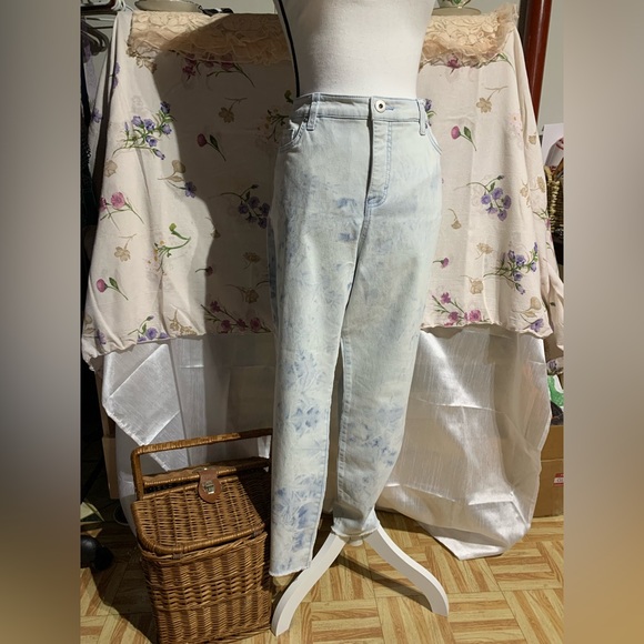 0401~Bleached Cropped High Waist Jeans main image 1
